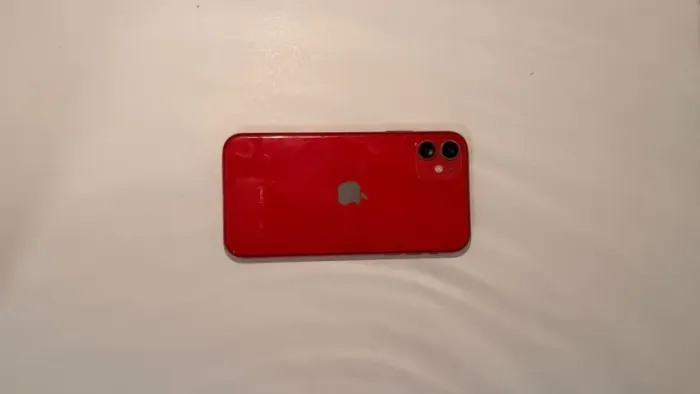 iPhone 11 seminovo em ótimo estado de conservação