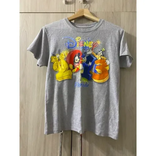 Camisa infantil masculino com manga curta com estampa de Disney.