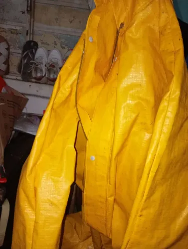 Vende vê uma capa de chuva usando em perfeito estado 