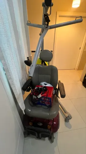 Cadeira de rodas motorizada com guincho elevador 