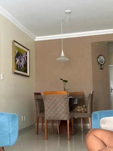 Vendo mesa de madeira com 4 cadeiras , uma só precisando de reparo