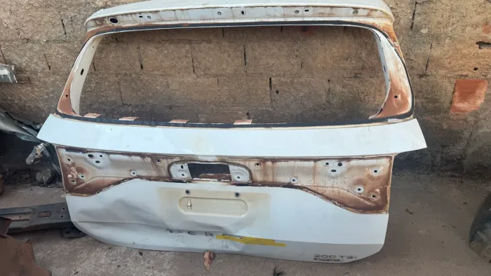 Tampa porta malas e pára-choque amassados