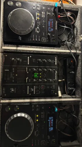 EQUIPAMENTO PARA DJ - CDJ PIONEER 350 COM MIXER NO CASE