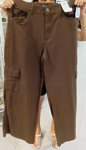 CALÇA RETA R$ 70,00. USADA APENAS UMA VEZ.