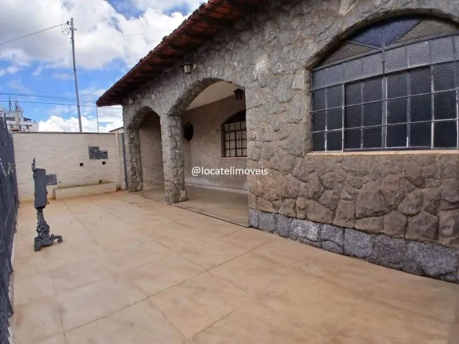 CASA Á VENDA NO BAIRRO MILIONÁRIOS;