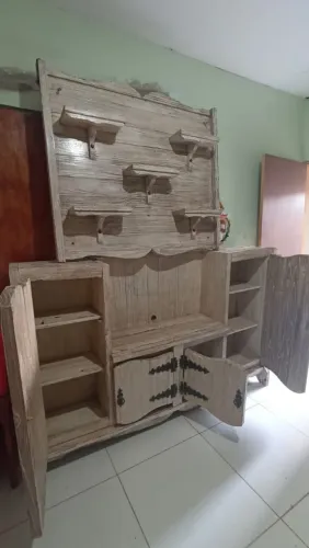 Estante com Painel de Madeira entalhada