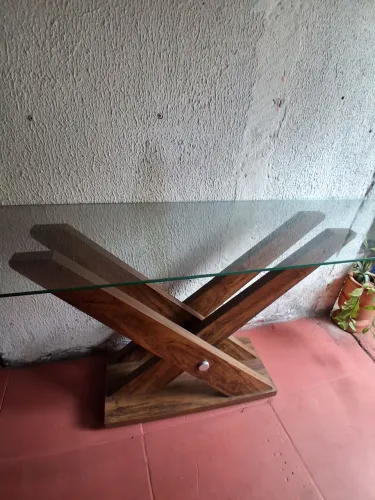 Mesa de madeira e aparador