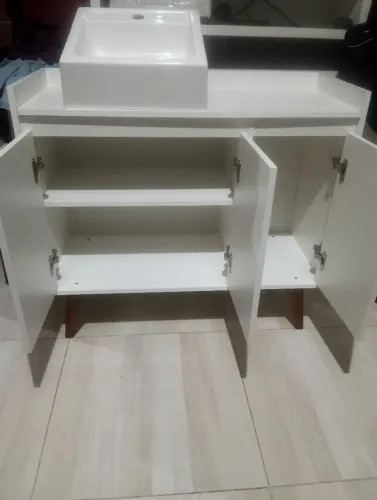 Armário de banheiro em MDF (NOVO), acompanha cuba em porcelana.