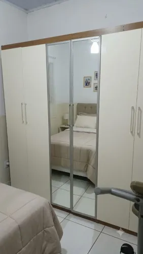 GUARDA-ROUPA GRANDE DE CASAL COM ESPELHO GRANDE 