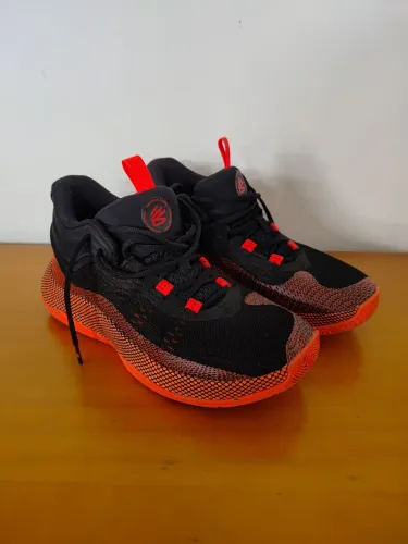 Tênis de Basquete Under Armour Curry HOVR Splash Seminovo (Tam 39)