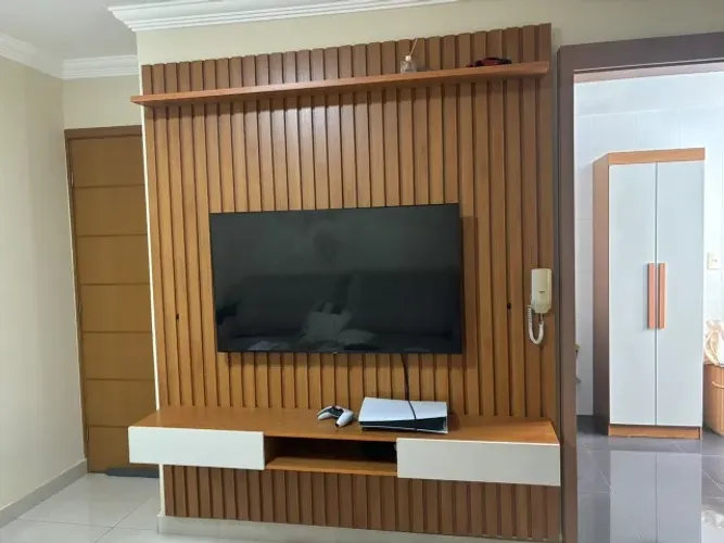 PAINEL RIPADO + RACK SUSPENSO - MADEIRA MADEIRA