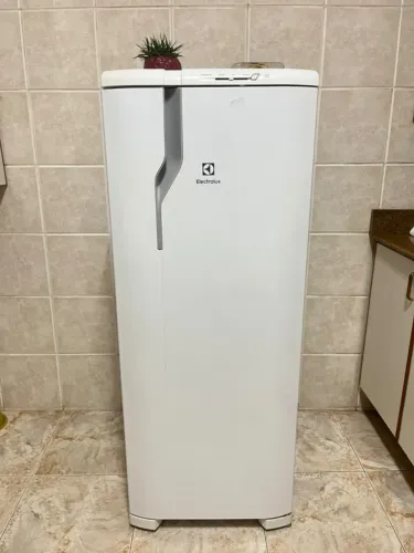 Geladeira Electrolux 240L Cycle Defrost - Degelo Prático - Ótimo estado