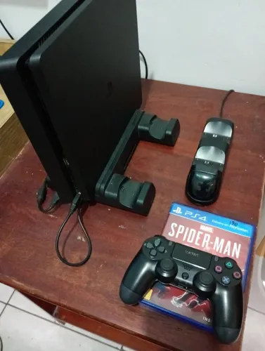 Vendo PS4 Slim 1TB com suporte de carregamento/resfriamento.