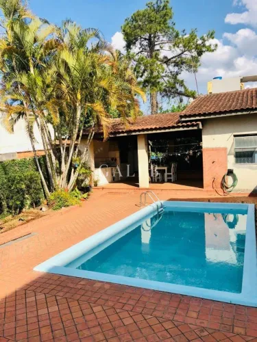 Casa à venda no Centro de Atibaia-SP: 3 quartos, 3 suítes, 2 salas, 6 banheiros, 4 vagas,