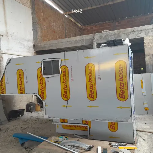 Camper. Em fase de acabamento. Fogão, ar condicionado, bateria de caminhão, janelas, etc.