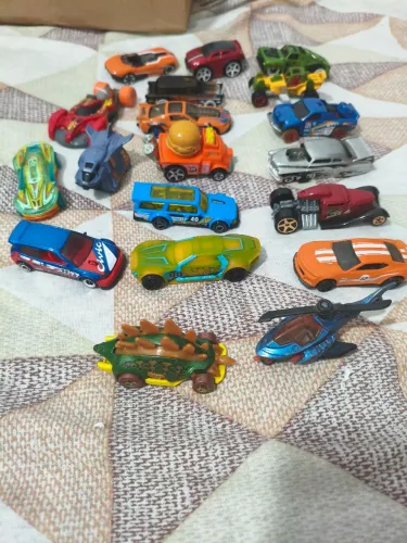 Lote 18 Hot Wheels e 1 genérico. Looses