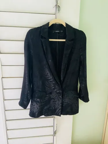 Blazer Amaro acetinado com bolsos frontais e botão forrado PP