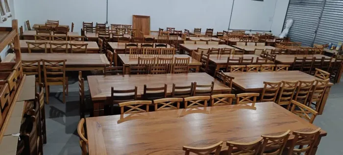 Mesa de madeira com 6 cadeiras 1.60 x 80 $ 2.700,00 no Pix nova é a pronta entrega