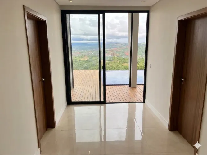 Casa com vista privilegiada na vila do Vitorino 