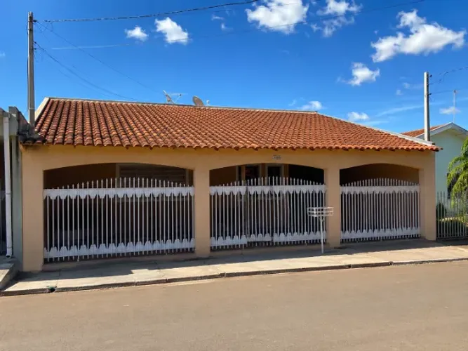 Casa Ampla com Edícula Completa e Terreno Extra - Centro de Herculândia/SP