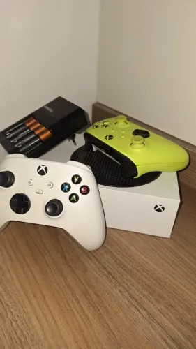 Xbox Series S com 2 controles e pilhas