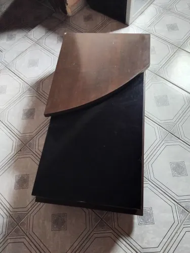 Mesa de Centro de Madeira com Design Moderno - R$ 150