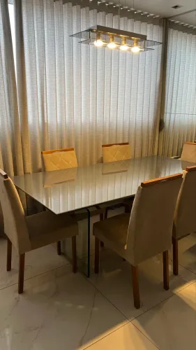 Vendo Linda Mesa de Jantar em Vidro, 6 Lugares, 6 Cadeiras assento em Camurça cor Nude.