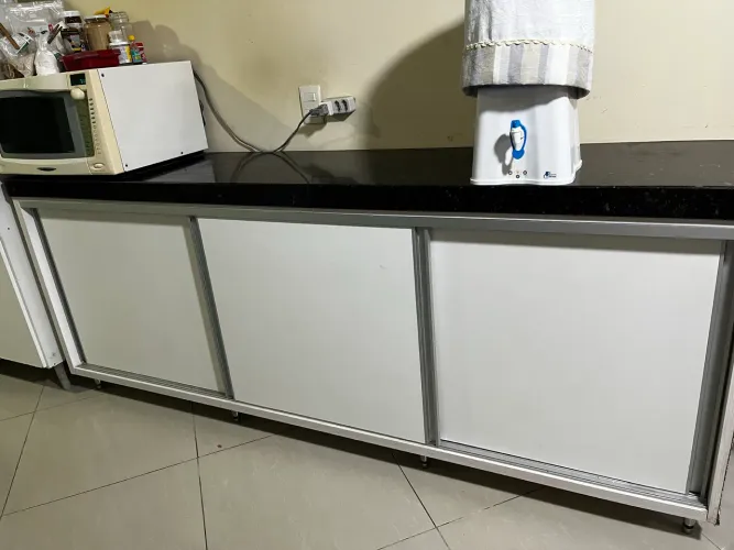 Armário de cozinha com tampa de granito