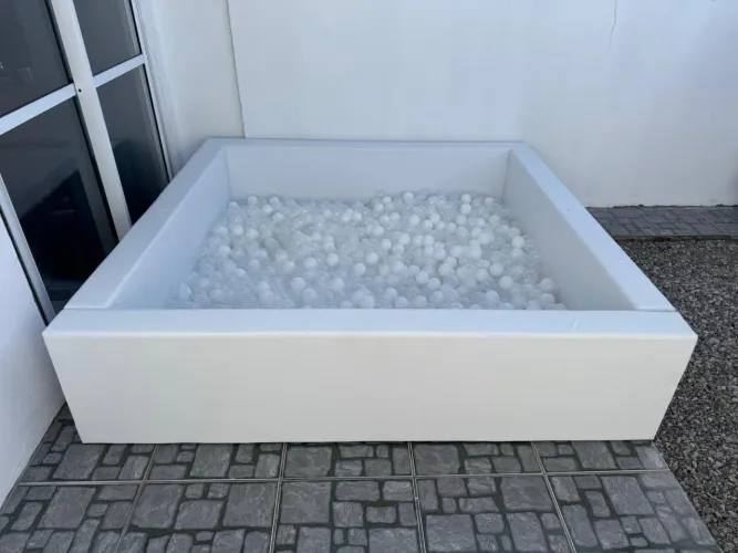 VENDO PISCINA DE BOLINHAS BRANCA + 2.000 BOLINHAS