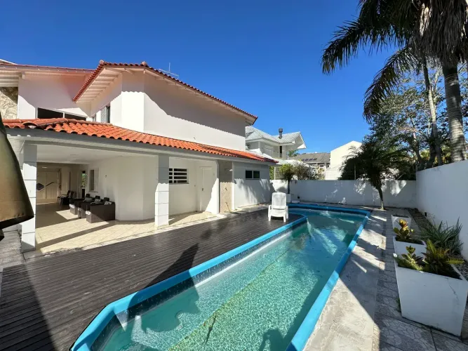 Casa mobiliada de alto padrão com 320m privativos e amplo pátio com piscina em Jurerê Flor