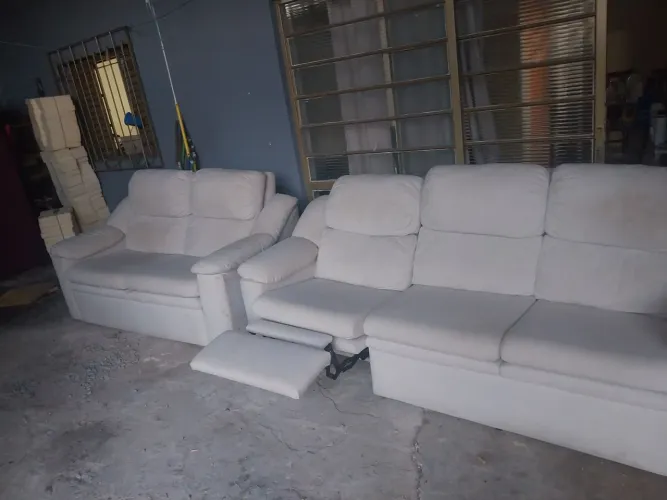 UM JOGO DE SOFA BRANCO  DE 2 E 3 LUGARES
