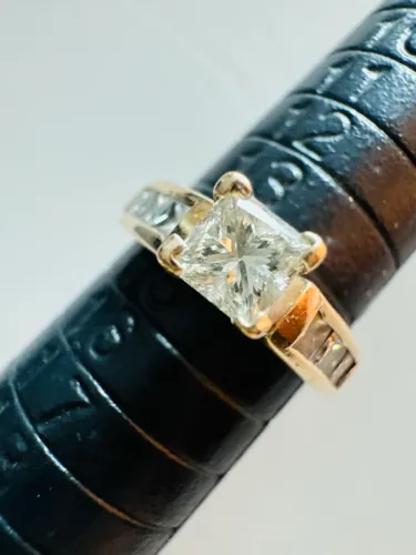 Anel solitário ouro 18k com perfeito diamante naturais 