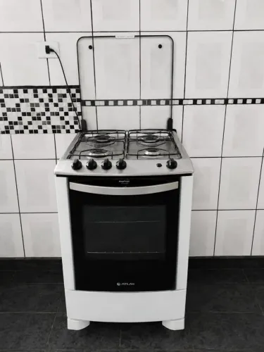 Fogão 4 bocas Electrolux branco com mesa em inox