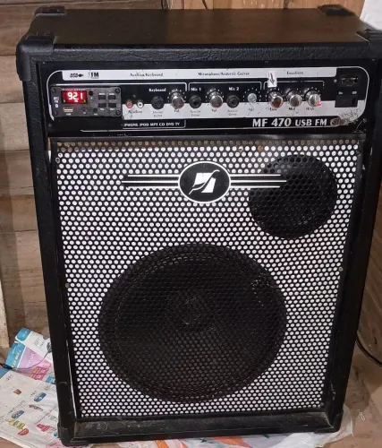 Caixa de som com rádio FM integrado ( dinheiro ou Pix)