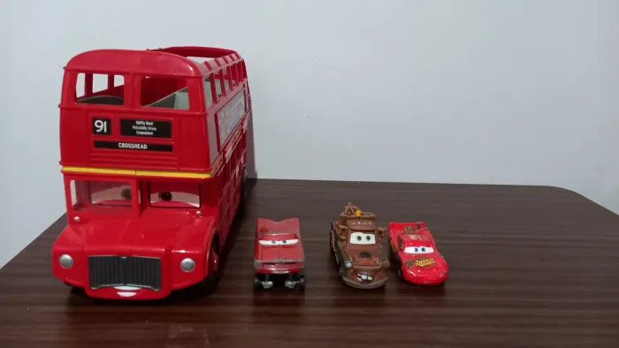 Ônibus e carros relâmpago 