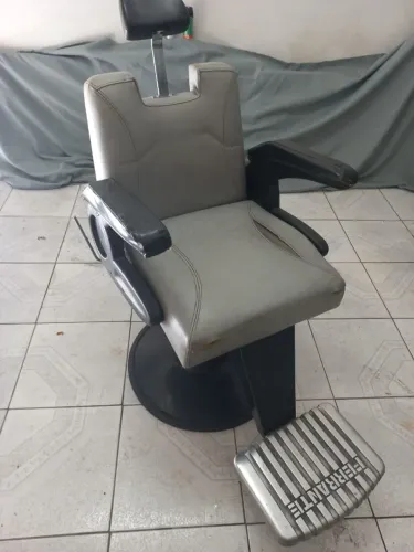 Cadeira de Salão de Barbeiro e Cabeleireiro Marca Ferrante