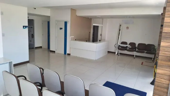 EXCELENTE PARA CLÍNICA DE ESTETICA para aluguel com 190 m2 em Buraquinho - Lauro de Freita