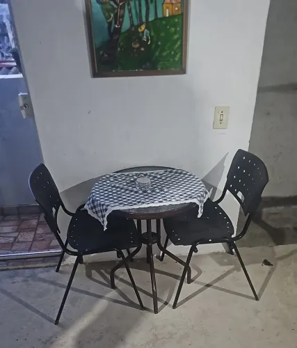 Mesa com duas cadeiras 
