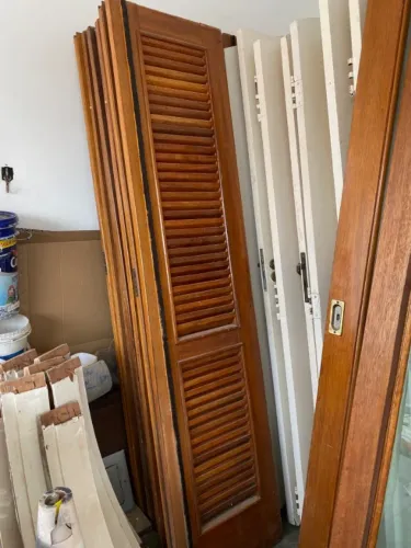 Portas madeira maciça vidro ou veneziana R$260 e sarrafeadas R$150 excelente qualidade