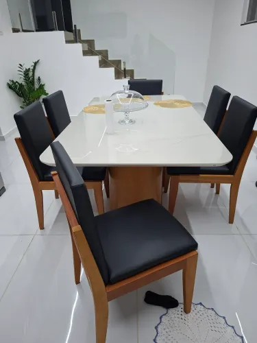 Mesa com 6 cadeiras