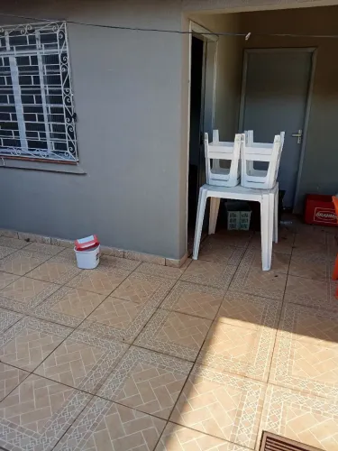Vendo mesa plástica com 4 banqueta