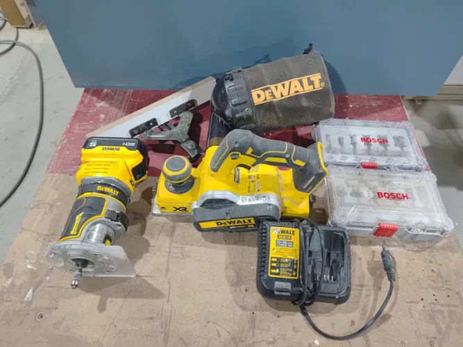 Kit ferramentas dewalt, plaina e tupia + bateria 5ah e carregador