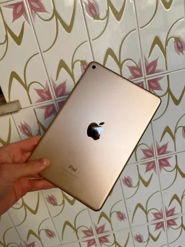 iPad Mini 4 dourado