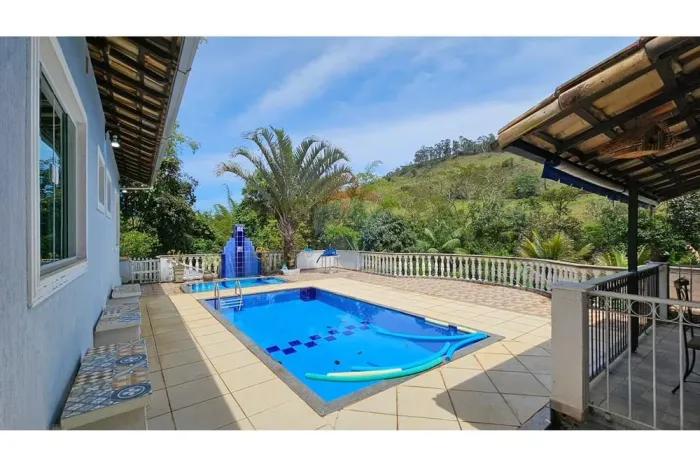 Casa em condomínio fechado 4 quartos, com piscina, churrasqueira, fogão a lenha., pomar.