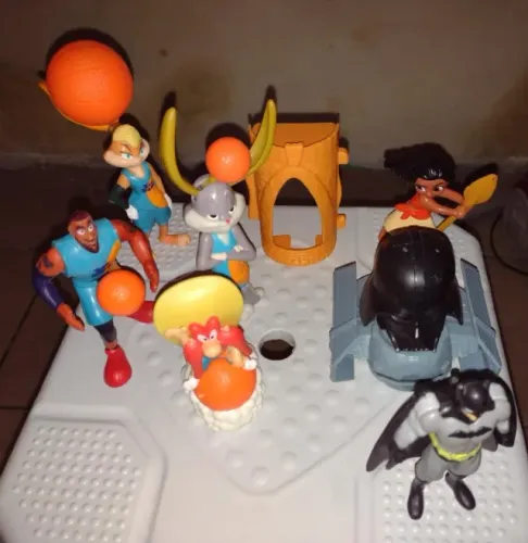 Bonecos Colecionáveis ( Pernalonga, Lola Bunny, LeBron James, Frajola, Batman...