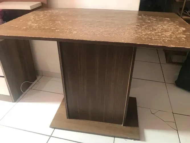 Mesa com apenas com a base com avaria, o que não impossibilita  o uso .