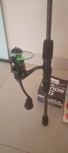 Vara e molinete de pesca 