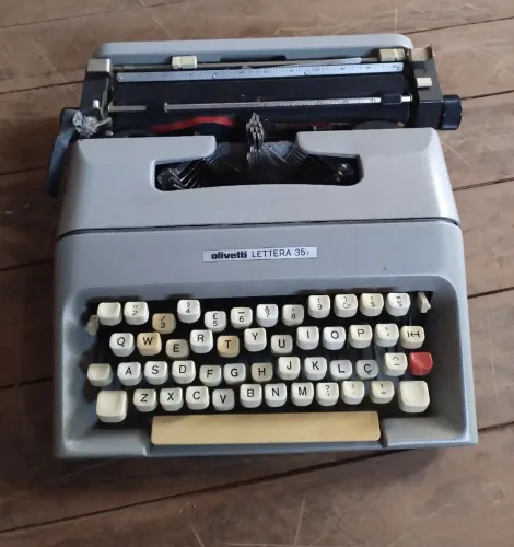 Máquina de Escrever Olivetti Lettera 35