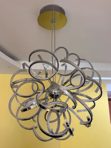 Luminária pendente futurista