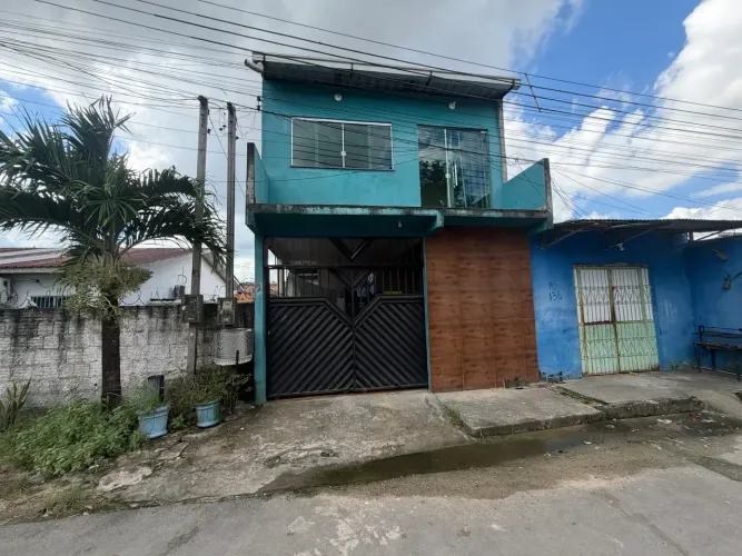 CASA À VENDA - Localizada no bairro Lago Azul, depois da Barreira.